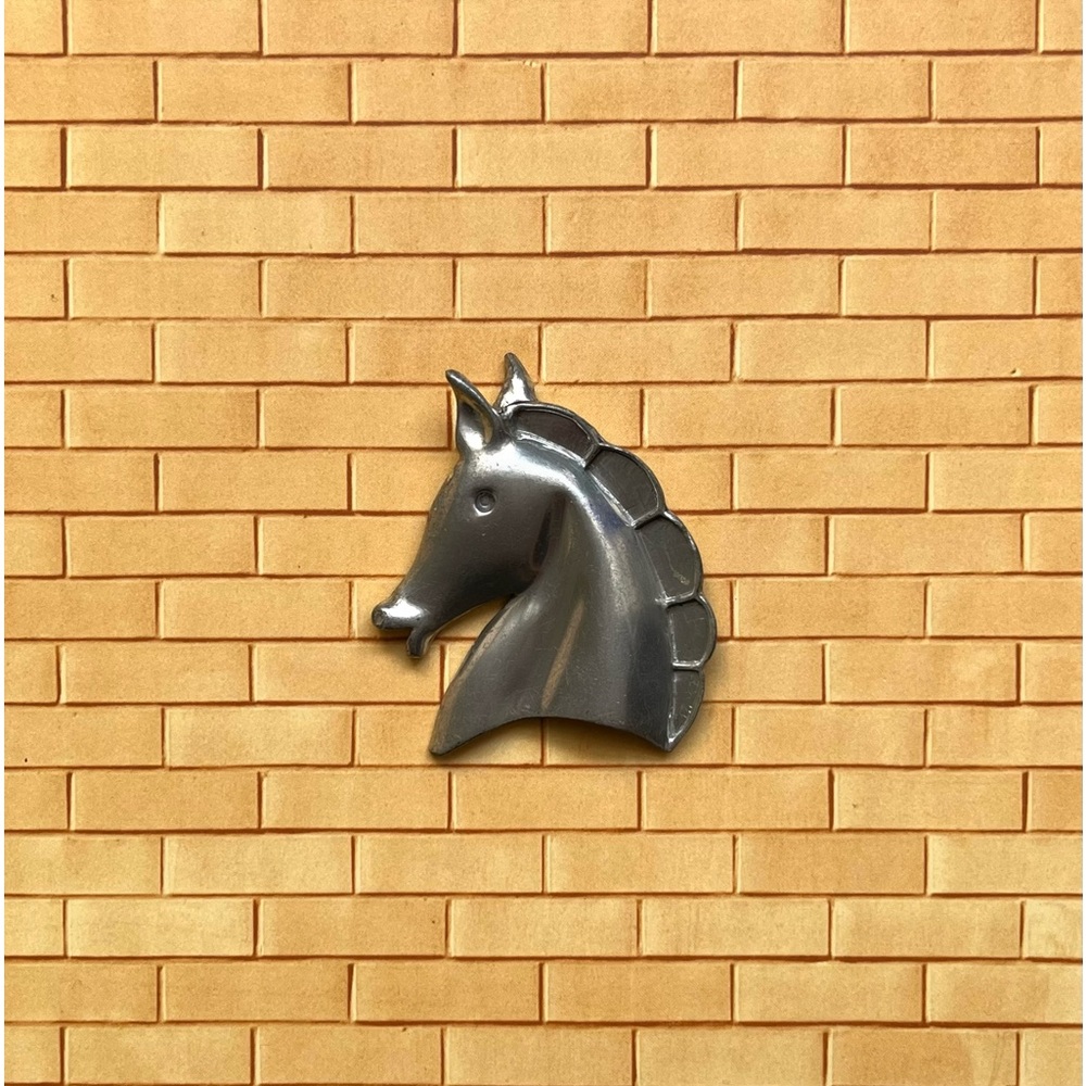SILVER HORSE PIN